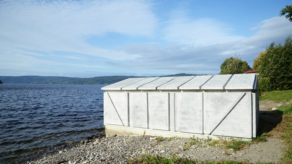 SKULPTURSTOPP: Det «omvendte» båthuset i Røykenvika er et særpreget kunstverk i betong. Foto: Per Roger Lauritzen