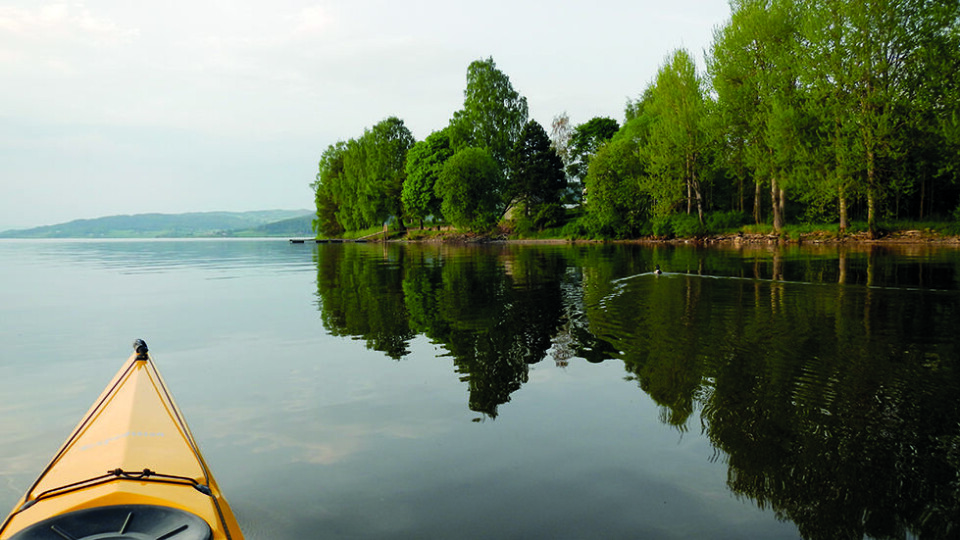 OPPLEV OMRÅDET FRA FJORDEN: Randsfjorden byr også på store muligheter for dem som vil padle, som her i Jevnaker. Foto: Per Roger Lauritzen OPPLEV OMRÅDET FRA FJORDEN: Randsfjorden byr også på store muligheter for dem som vil padle, som her i Jevnaker. Foto: Per Roger Lauritzen