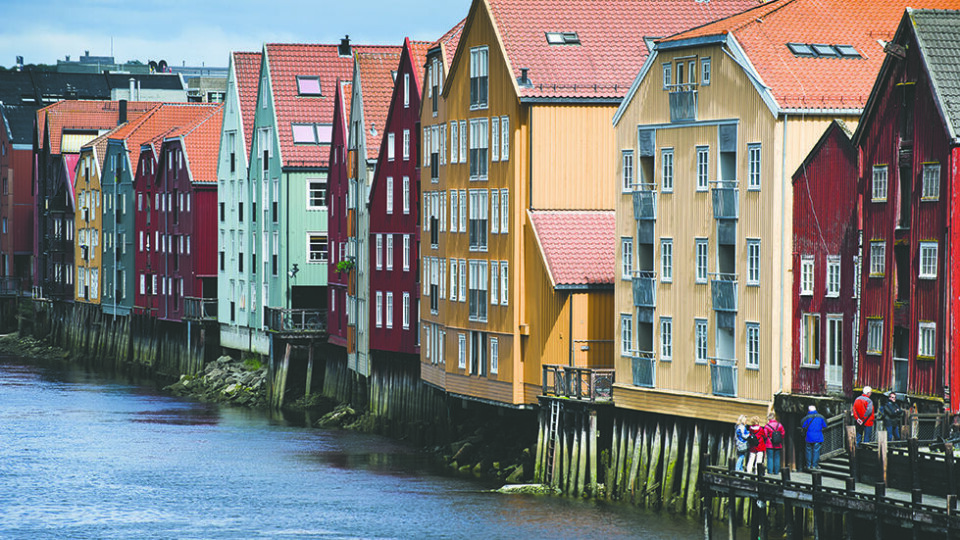 NIDELVA: Elven renner gjennom Trondheim, og på begge sider ligger de fargerike pakkhusene. De eldste bevarte bryggene er hovedsakelig fra 1700-tallet og ligger mellom Gamle bybro og Bakke bru. Foto: Colourbox