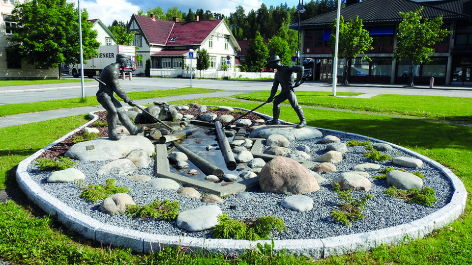 TIL MINNE OM FLØTERNE: I Dokka sentrum hører «Fløtermonumentet» til blant de tingene du bør se på. Kunstneren Erik Tandberg har også laget «Tømmerhoggeren» som står utenfor Rådhuset. Foto: Per Roger Lauritzen TIL MINNE OM FLØTERNE: I Dokka sentrum hører «Fløtermonumentet» til blant de tingene du bør se på. Kunstneren Erik Tandberg har også laget «Tømmerhoggeren» som står utenfor Rådhuset. Foto: Per Roger Lauritzen
