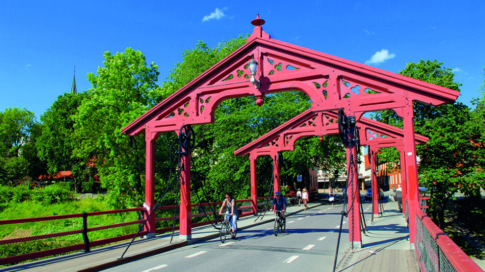 LYKKENS PORTAL: Gamle Bybro fører deg til idylliske Bakklandet. Foto: CH - Visitnorway.com