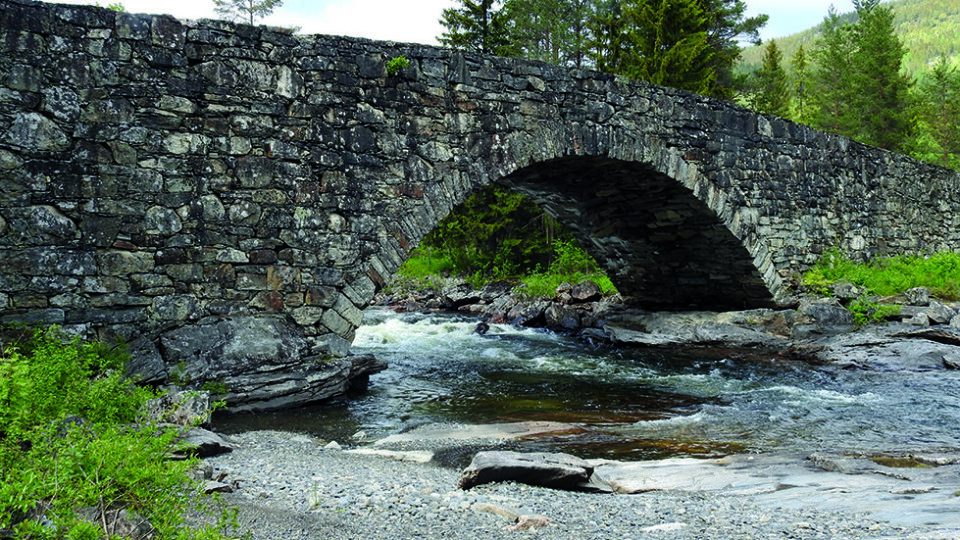 FORSØKT SPRENGT: Lunde bru ble bygd fra 1827 til 1829 og er Norges eldste natursteinsbru som er i bruk langs veinettet. Under krigen forsøkte man å sprenge brua uten hell. Foto: Per Roger Lauritzen FORSØKT SPRENGT: Lunde bru ble bygd fra 1827 til 1829 og er Norges eldste natursteinsbru som er i bruk langs veinettet. Under krigen forsøkte man å sprenge brua uten hell. Foto: Per Roger Lauritzen