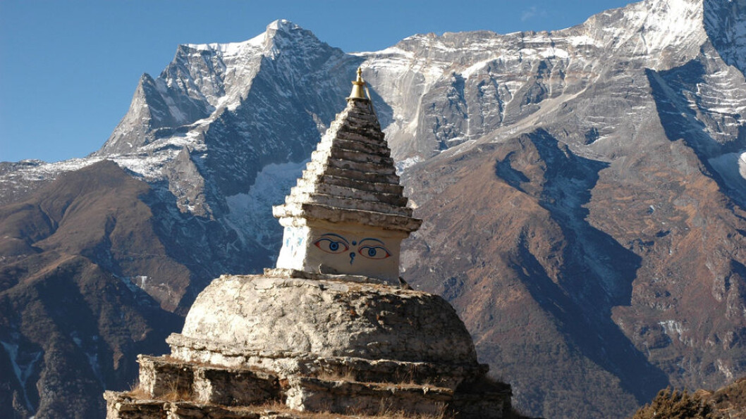 ØST I NEPAL: Tempelet foran fjellet Ama Dablam som betyr Mors halskjede. Foto: Explore Travel ØST I NEPAL: Tempelet foran fjellet Ama Dablam som betyr Mors halskjede. Foto: Explore Travel