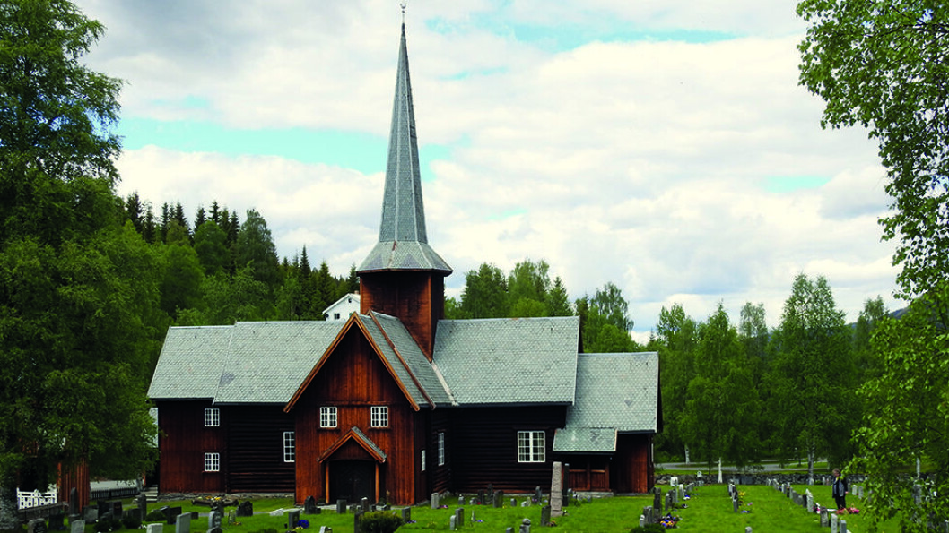KORSKIRKE I TØMMER: Bruflat kirke fra 1774 har utskåret inventar og kirkeklokken er fra middelalderen. Foto: Per Roger Lauritzen. KORSKIRKE I TØMMER: Bruflat kirke fra 1774 har utskåret inventar og kirkeklokken er fra middelalderen. Foto: Per Roger Lauritzen.