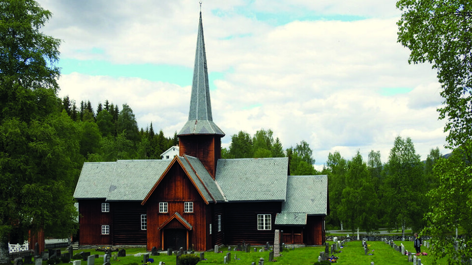 KORSKIRKE I TØMMER: Bruflat kirke fra 1774 har utskåret inventar og kirkeklokken er fra middelalderen. Foto: Per Roger Lauritzen. KORSKIRKE I TØMMER: Bruflat kirke fra 1774 har utskåret inventar og kirkeklokken er fra middelalderen. Foto: Per Roger Lauritzen.