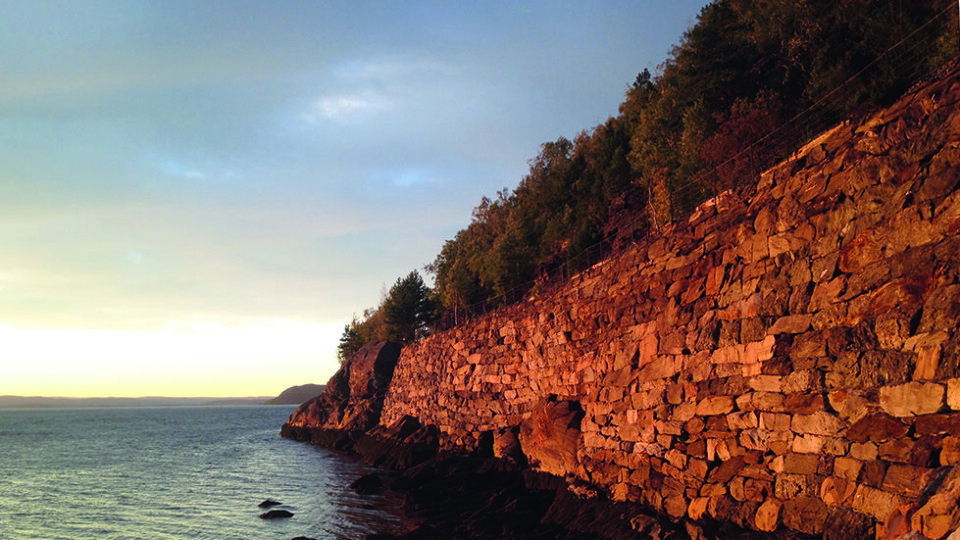 REGIONAL KYSTSTI: Malvikstien følger den gamle jernbanetraseen, her på en steinmur mot fjorden. Nærheten til sjøen gir høy opplevelsesverdi i form av natur og kulturhistorie. Foto: Malvik kommune.