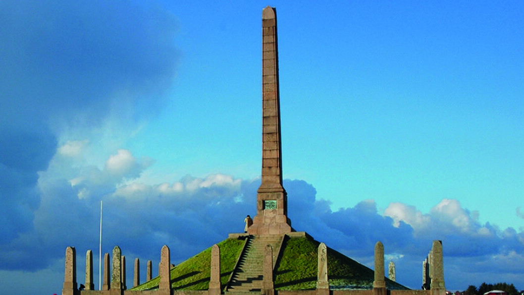 HARALDSSTØTTA: Norges eneste riksmonument markerer Harald Hårfagres samling av Norge til ett rike under slaget ved Hafrsfjord i 872. På de 29 steinene rundt obelisken, står navnet på de gammelnorske fylkene. Foto: Haugesund kommune. HARALDSSTØTTA: Norges eneste riksmonument markerer Harald Hårfagres samling av Norge til ett rike under slaget ved Hafrsfjord i 872. På de 29 steinene rundt obelisken, står navnet på de gammelnorske fylkene. Foto: Haugesund kommune.