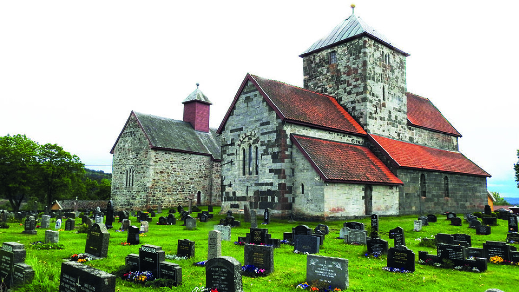SØSTERKIRKENE: Sagnet sier at det var to søstre som var uvenner, og derfor måtte de ha hver sin kirke, men i Middelalderen var det ikke uvanlig å bygge kirker tett ved hverandre. Foto: Per Roger Lauritzen SØSTERKIRKENE: Sagnet sier at det var to søstre som var uvenner, og derfor måtte de ha hver sin kirke, men i Middelalderen var det ikke uvanlig å bygge kirker tett ved hverandre. Foto: Per Roger Lauritzen