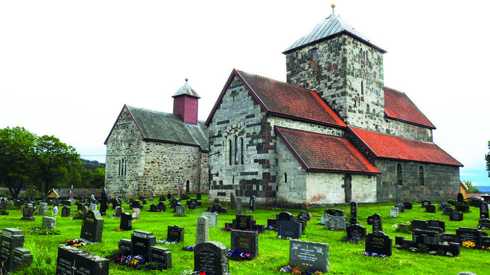 SØSTERKIRKENE: Sagnet sier at det var to søstre som var uvenner, og derfor måtte de ha hver sin kirke, men i Middelalderen var det ikke uvanlig å bygge kirker tett ved hverandre. Foto: Per Roger Lauritzen SØSTERKIRKENE: Sagnet sier at det var to søstre som var uvenner, og derfor måtte de ha hver sin kirke, men i Middelalderen var det ikke uvanlig å bygge kirker tett ved hverandre. Foto: Per Roger Lauritzen