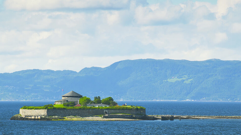 I TRONDHEIMSFJORDEN: Historien, badeplassen og restauranten trekker folk til Munkholmen. Foto: CH Visitnorway.com