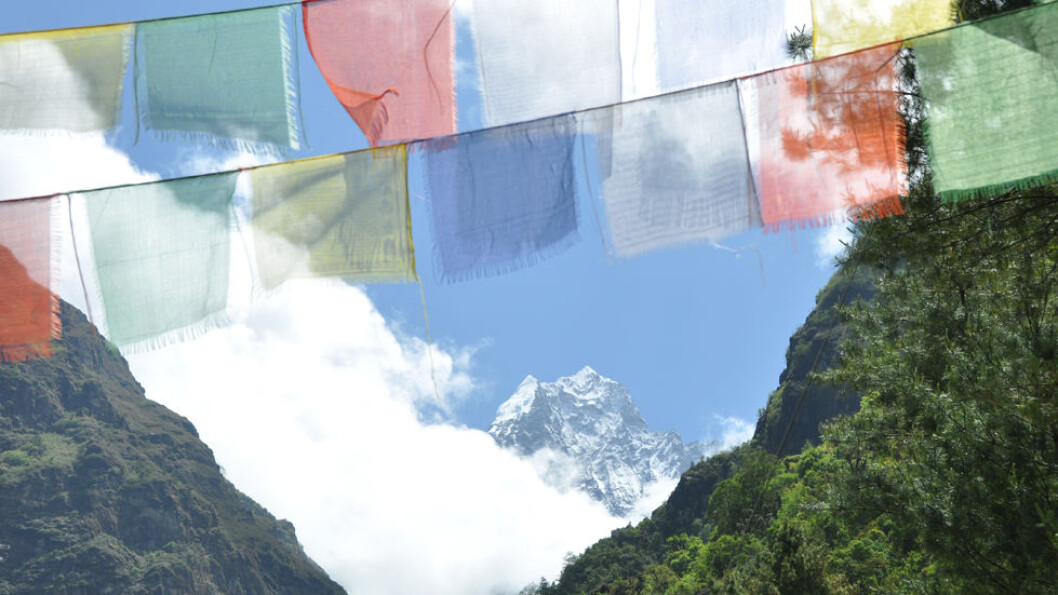 BØNNER MED VINDEN: De buddhistiske bønneflaggene henges opp på vindfulle steder for å spre fred, medfølelse, styrke og visdom. Foto: Explore Travel BØNNER MED VINDEN: De buddhistiske bønneflaggene henges opp på vindfulle steder for å spre fred, medfølelse, styrke og visdom. Foto: Explore Travel