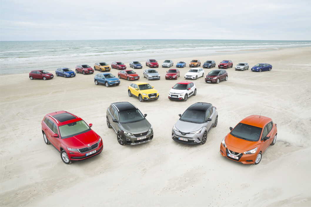 VERDENS STØRSTE TEST: Med 26 biler på plass, er denne testen av kandidatene til Car og The Year, en av de største i verden. Foto: Simon Hamelius VERDENS STØRSTE TEST: Med 26 biler på plass, er denne testen av kandidatene til Car og The Year, en av de største i verden. Foto: Simon Hamelius