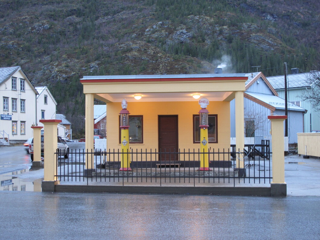 FREDET: Den gamle Shell-stasjonen i Mosjøen er den eldste originale bensinstasjonen i Nordland. Nå er den fredet av Riksantikvaren. FREDET: Den gamle Shell-stasjonen i Mosjøen er den eldste originale bensinstasjonen i Nordland. Nå er den fredet av Riksantikvaren.
