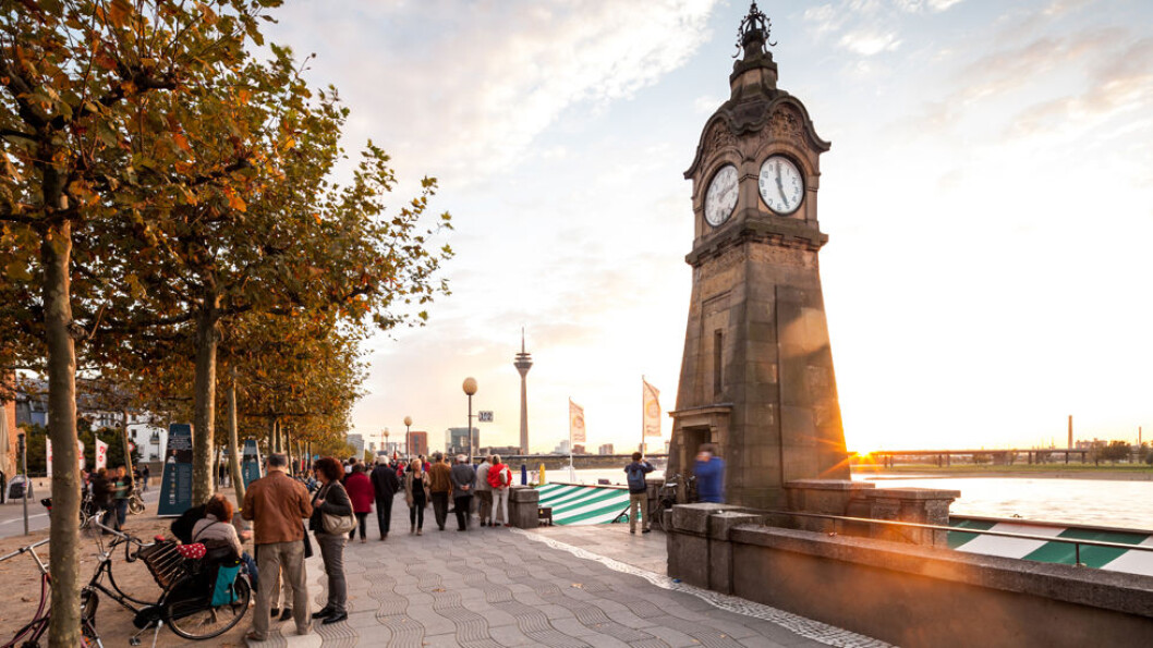 LANGS RHINEN: Den hyggelige strandpromenaden langs elven er et av de hyggelige byområdene i Düsseldorf. Foto: Shutterstock LANGS RHINEN: Den hyggelige strandpromenaden langs elven er et av de hyggelige byområdene i Düsseldorf. Foto: Shutterstock