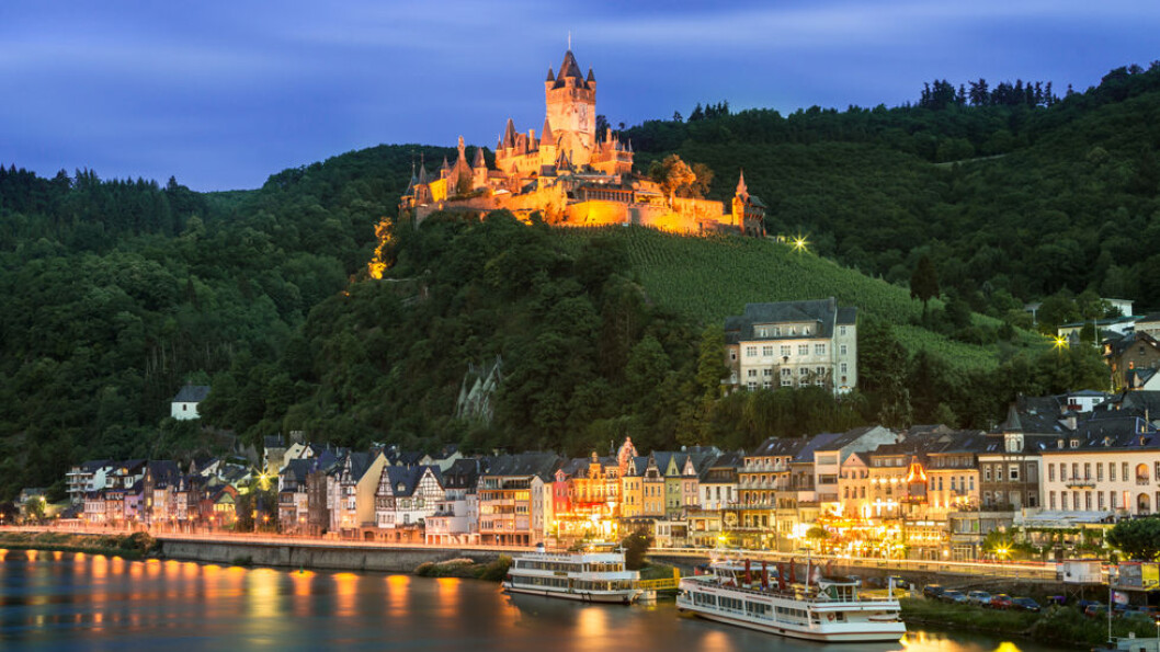 I MOSELDALEN: Borgen Reichsburg Cochem ble bygget på 1100-tallet og ruver over den vesle byen Cochem ved bredden av Mosel. Foto: Shutterstock I MOSELDALEN: Borgen Reichsburg Cochem ble bygget på 1100-tallet og ruver over den vesle byen Cochem ved bredden av Mosel. Foto: Shutterstock