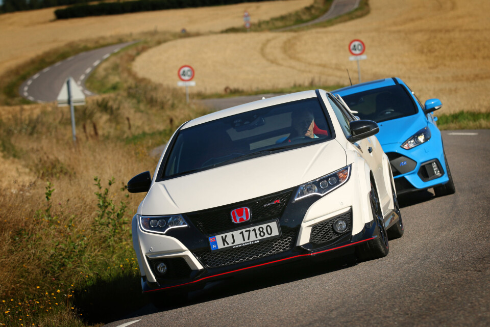 Bak rattet i Focus RS eller Civic Type-R kjører du gjermne en omvei hjem fra jobb så ofte du har sjansen. Foto: Andreas Handeland