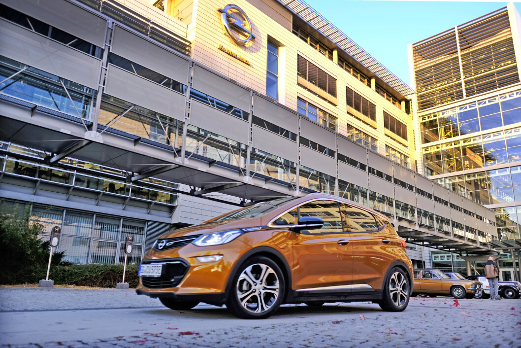 I KØ: Så langt har over 1.000 nordmenn tegnet kontrakt på nye Opel Ampera-e. Prisen blir trolig rundt 330.000 for en godt utstyrt bil. Foto: Produsenten I KØ: Så langt har over 1.000 nordmenn tegnet kontrakt på nye Opel Ampera-e. Prisen blir trolig rundt 330.000 for en godt utstyrt bil. Foto: Produsenten
