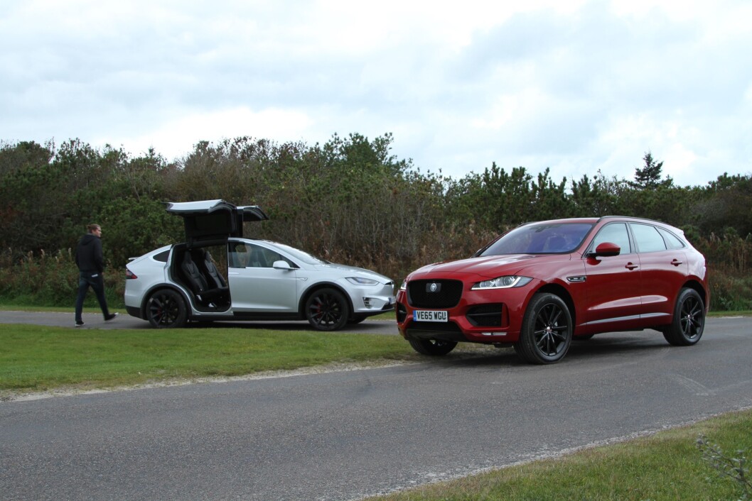 VALGETS KVAL: Tesla Model X er ren elektrisk med imponerende innvendig plass. Jaguar F-Pace er mer tradisjonell men minst like tiltrekkende. Foto: Rune Korsvoll VALGETS KVAL: Tesla Model X er ren elektrisk med imponerende innvendig plass. Jaguar F-Pace er mer tradisjonell men minst like tiltrekkende. Foto: Rune Korsvoll