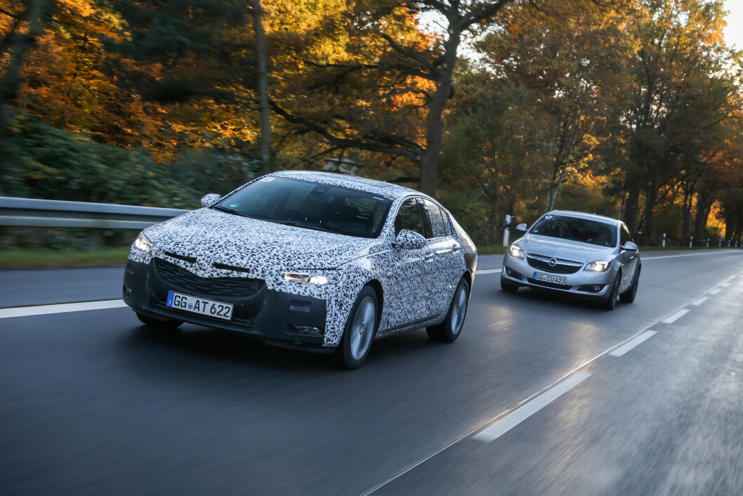 BAK RATTET: Vi har prøvekjørt nye Opel Insignia i kamuflert utgave. Bilen er lettere, større innvendig og får et mer elegant utseende. Foto: Arman Heinz BAK RATTET: Vi har prøvekjørt nye Opel Insignia i kamuflert utgave. Bilen er lettere, større innvendig og får et mer elegant utseende. Foto: Arman Heinz
