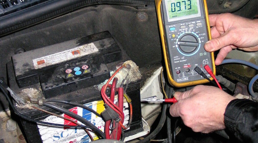 Hvordan bør jeg ta vare på bilbatteriet om vinteren?