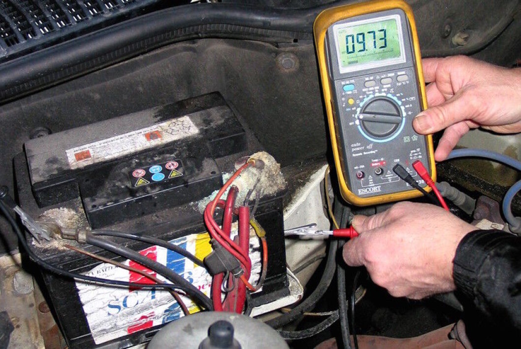 DÅRLIG BATTERI: Når kulda setter inn, viser et slitent og dårlig batteri sitt sanne jeg: Du får ikke start på bilen. Foto: Rune Korsvoll DÅRLIG BATTERI: Når kulda setter inn, viser et slitent og dårlig batteri sitt sanne jeg: Du får ikke start på bilen. Foto: Rune Korsvoll