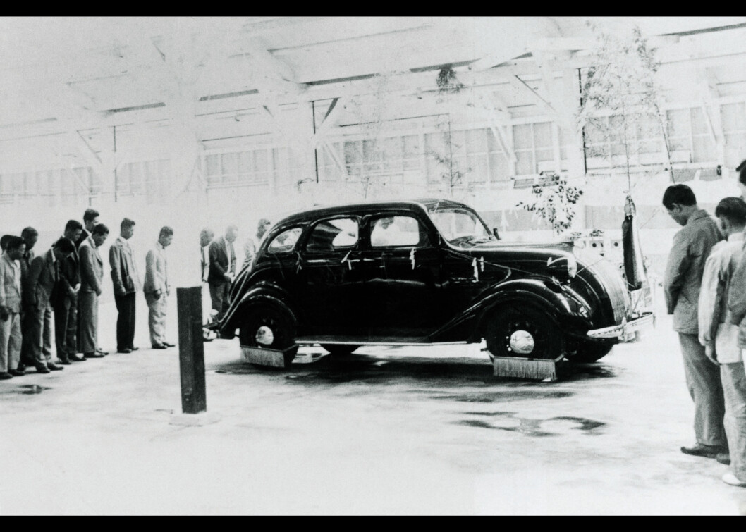 MODEL AA: Toyotas første bil rullet ut på veien i 1936. Men det tok fortsatt 25 år før bilproduksjonen kom skikkelig i gang. Foto: Toyota MODEL AA: Toyotas første bil rullet ut på veien i 1936. Men det tok fortsatt 25 år før bilproduksjonen kom skikkelig i gang. Foto: Toyota