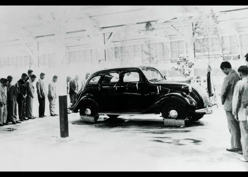 MODEL AA: Toyotas første bil rullet ut på veien i 1936. Men det tok fortsatt 25 år før bilproduksjonen kom skikkelig i gang. Foto: Toyota