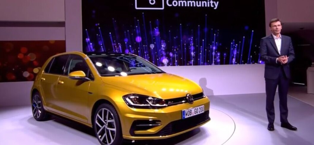 IKKE HELT NY: VW kaller det en ny Golf. Det er en ansiktsløftning, men med viktige forbedringer når bilen kommer til Norge i mars. Ikke minst får e-Golf en rekkevidde på 300 kilometer. Foto: VW IKKE HELT NY: VW kaller det en ny Golf. Det er en ansiktsløftning, men med viktige forbedringer når bilen kommer til Norge i mars. Ikke minst får e-Golf en rekkevidde på 300 kilometer. Foto: VW