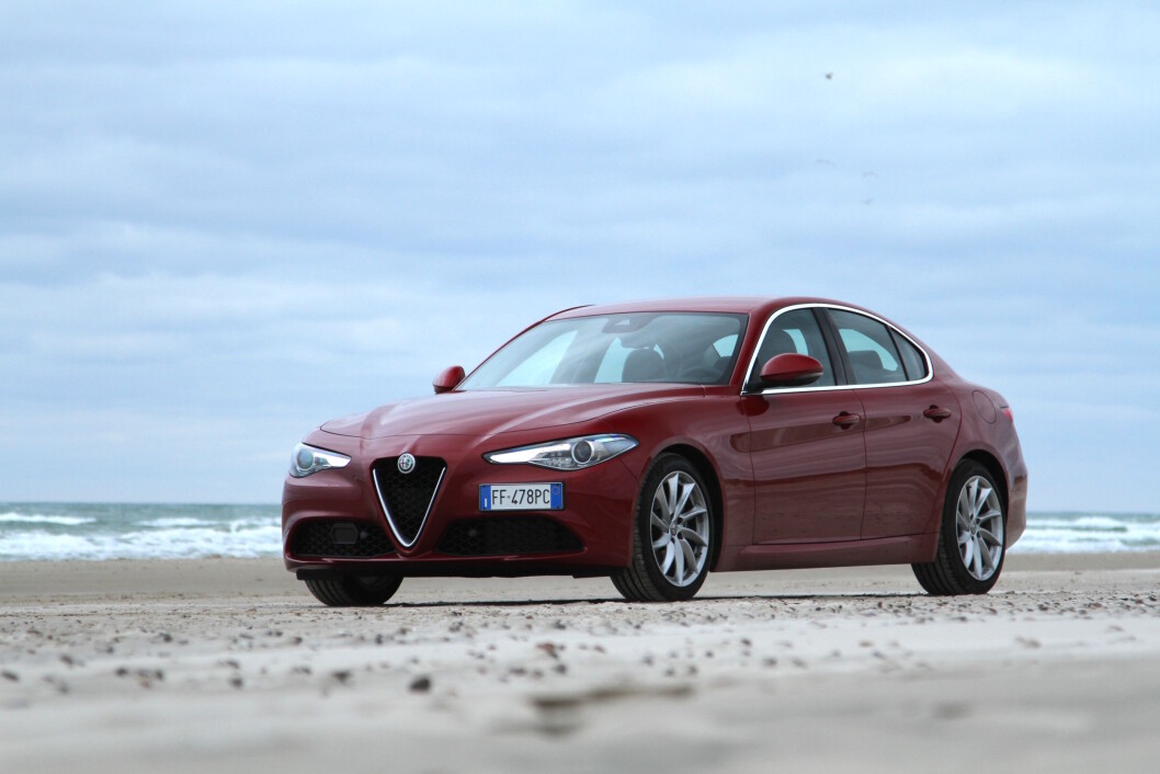 FAMILIE-RACER: Alfa Romeo Giulia er sportsbil og familiebil i samme flotte innpakning. Foto: Rune Korsvoll FAMILIE-RACER: Alfa Romeo Giulia er sportsbil og familiebil i samme flotte innpakning. Foto: Rune Korsvoll