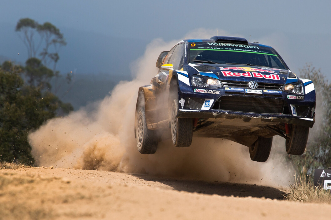 FLYR HØYT: Andreas Mikkelsen fløy høyt og fort i Australia og sikret seg seieren i årets siste VM-runde. Foto: VW FLYR HØYT: Andreas Mikkelsen fløy høyt og fort i Australia og sikret seg seieren i årets siste VM-runde. Foto: VW