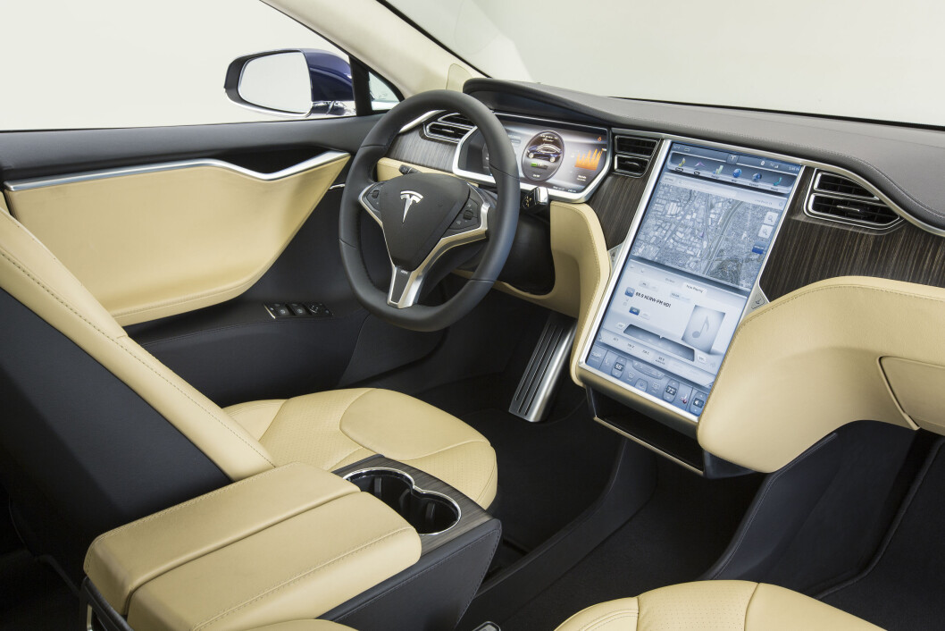 IKKE SELVKJØRENDE: Tyske myndigheter advarer nå alle eiere av Tesla Model S om at bilen ikke er selvkjørende, selv om den har en funksjon som heter Autopilot. Foto: Tesla IKKE SELVKJØRENDE: Tyske myndigheter advarer nå alle eiere av Tesla Model S om at bilen ikke er selvkjørende, selv om den har en funksjon som heter Autopilot. Foto: Tesla