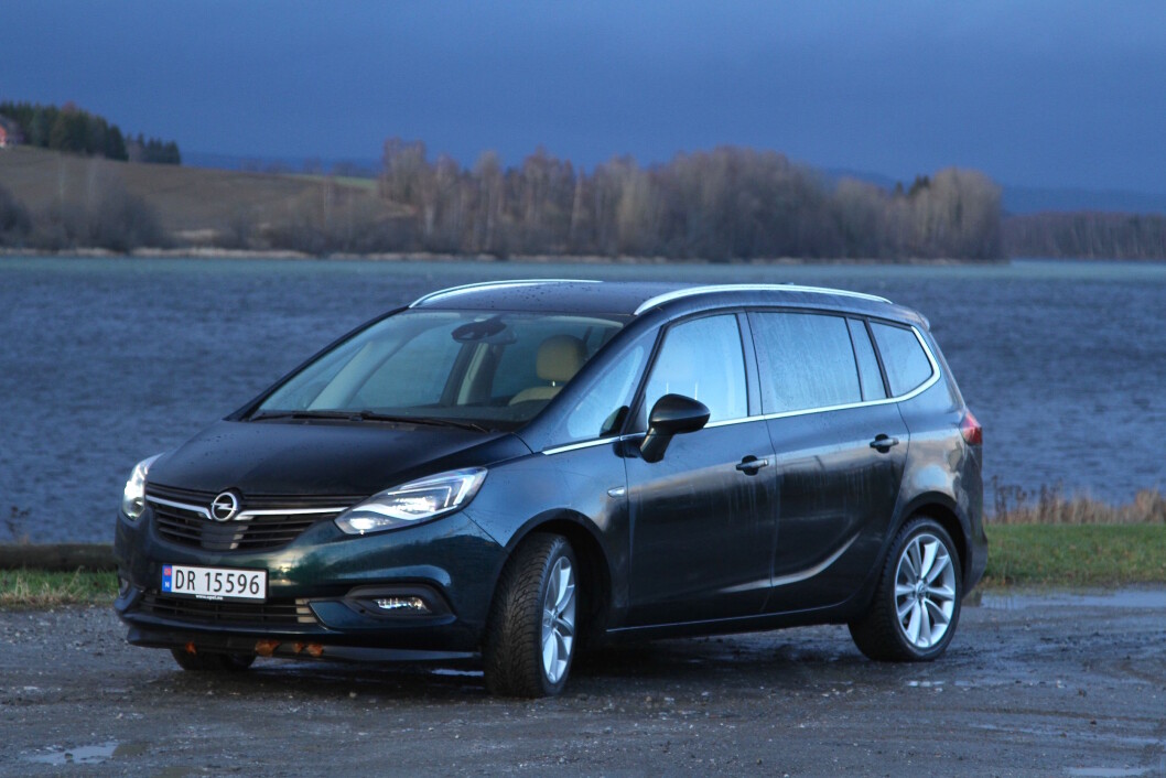 MYE PLASS: Med en bortimnot firkantet utseende, blir det mye plass innvendig i Opel Zafira. Foto: Rune Korsvoll MYE PLASS: Med en bortimnot firkantet utseende, blir det mye plass innvendig i Opel Zafira. Foto: Rune Korsvoll