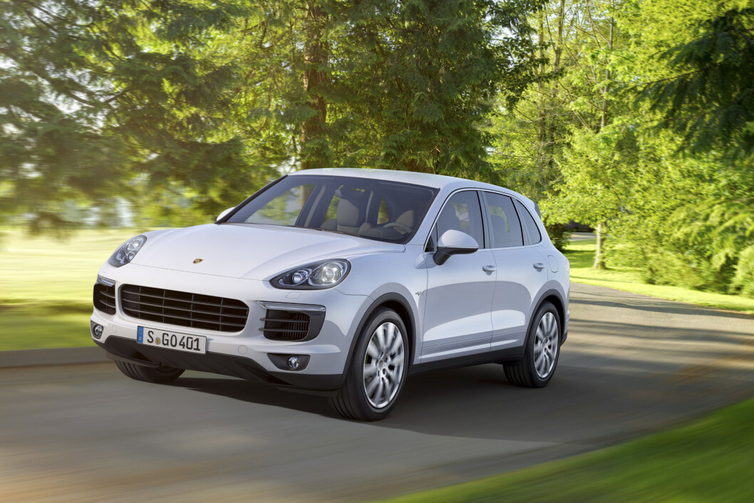 STORT KUTT: Porsche Cayenne SE Hybrid får et avgiftskutt på 102.000 kroner, med det nye forslaget til bilavgifter. Lille Toyota Yaris får en avgiftsøkning på over 5.000 kroner. Foto: Porsche STORT KUTT: Porsche Cayenne SE Hybrid får et avgiftskutt på 102.000 kroner, med det nye forslaget til bilavgifter. Lille Toyota Yaris får en avgiftsøkning på over 5.000 kroner. Foto: Porsche