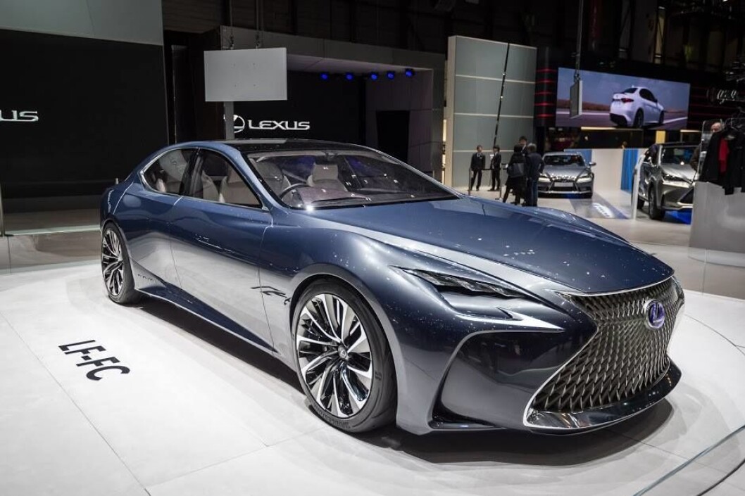 MER LUKSUS: På Detroit-utstillingen i januar viser Lexus sin nye luksus-sedan med mer sportslig utseende. Foto: Rune Korsvoll MER LUKSUS: På Detroit-utstillingen i januar viser Lexus sin nye luksus-sedan med mer sportslig utseende. Foto: Rune Korsvoll