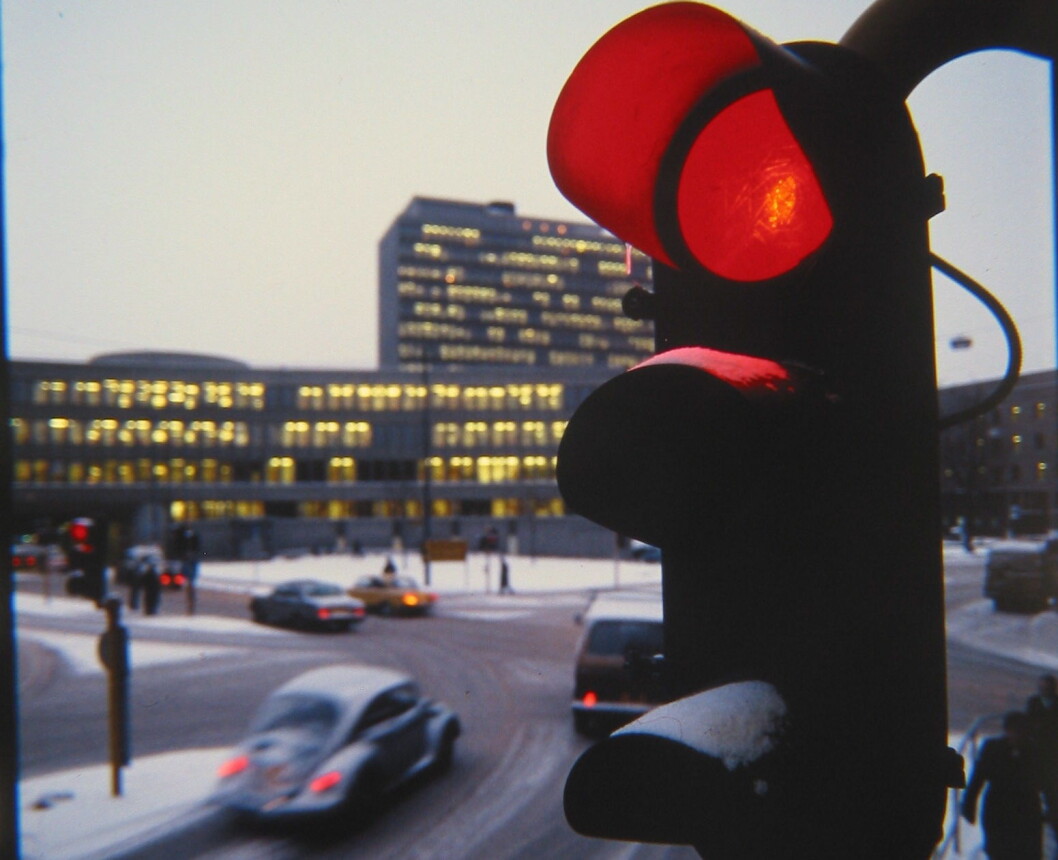 MYE DYRERE: Alle satsene for forenklet forelegg i trafikken øker fra søndag. Da koster det 6.650 kroner å bli tatt for å kjøre på rødt lys. Foto: Rune Korsvoll MYE DYRERE: Alle satsene for forenklet forelegg i trafikken øker fra søndag. Da koster det 6.650 kroner å bli tatt for å kjøre på rødt lys. Foto: Rune Korsvoll