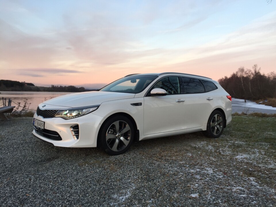 SPENNENDE: Kia Optima SW er en spennende stasjonsvogn, men møter tøffe konkurrenter som VW Passat og Ford Mondeo. Kia skal forsøke å kapre kunder med bedre kundeservice. Foto: Rune Korsvoll