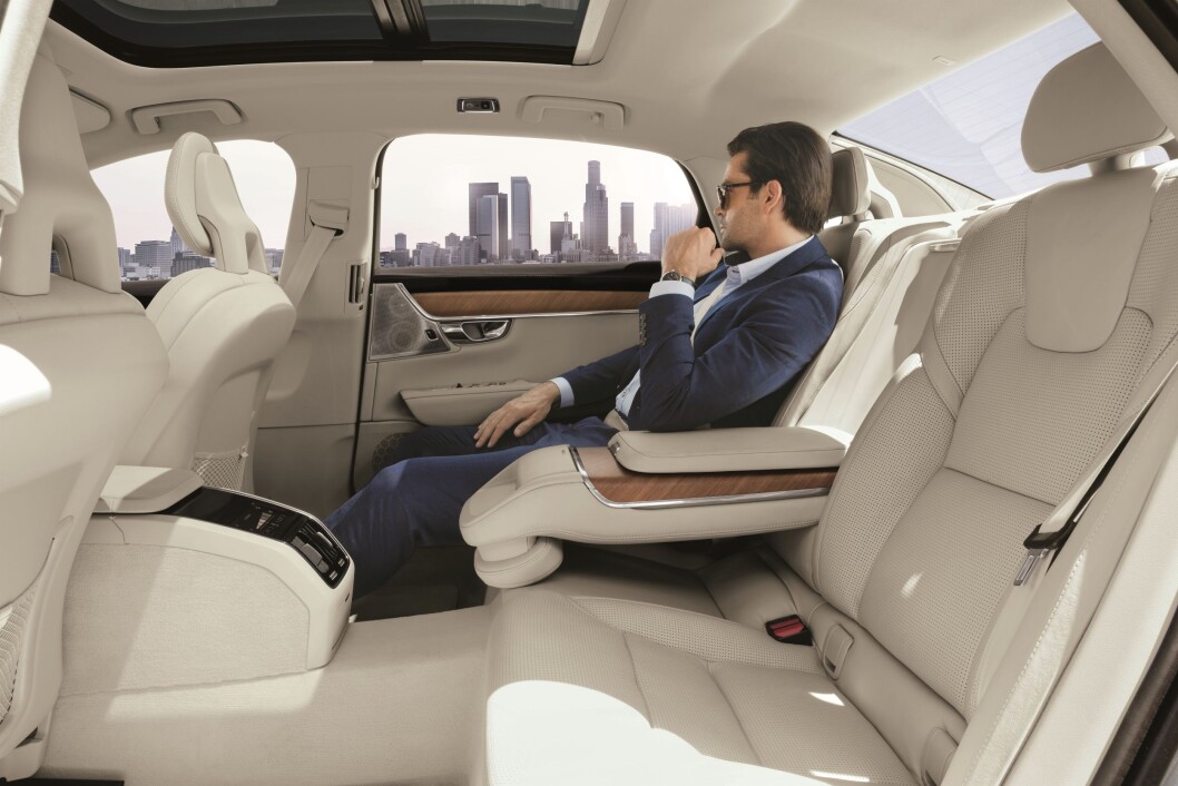 PRIVATSJÅFØR: Volvo S90 Excellence er beregnet for privatsjåfør så eieren kan slappe av i baksetet. Foto: Volvo PRIVATSJÅFØR: Volvo S90 Excellence er beregnet for privatsjåfør så eieren kan slappe av i baksetet. Foto: Volvo