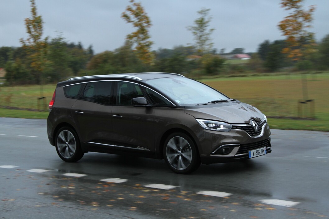 PRAKTISK: Et mer elegant utseende og praktisk innhold bør kunne gi fjerde generasjon Renault Grand Scenic et salgsløft i Norge. Foto: Rune Korsvoll PRAKTISK: Et mer elegant utseende og praktisk innhold bør kunne gi fjerde generasjon Renault Grand Scenic et salgsløft i Norge. Foto: Rune Korsvoll
