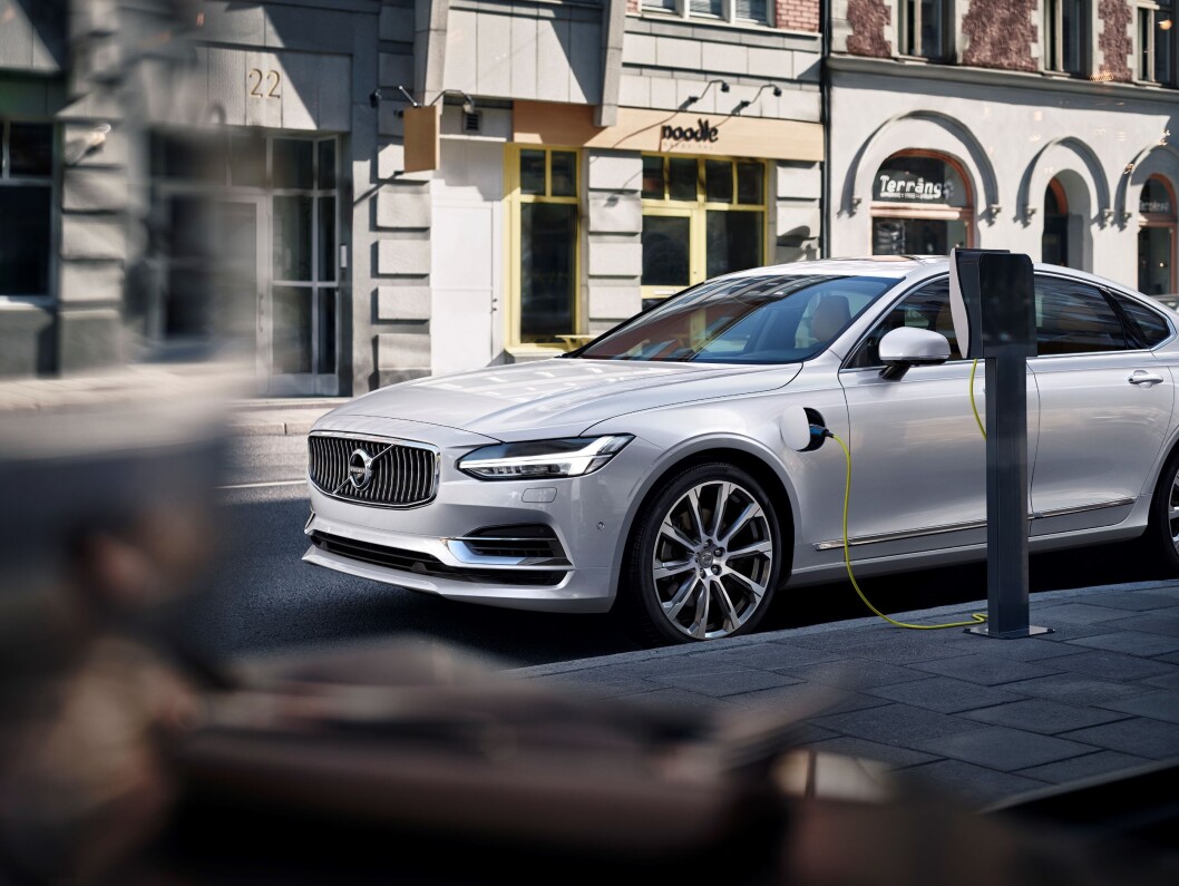 BATTERI-SVENSKE: Volvo har som mål å selge 1 million ladbare biler innen 2025. De fleste av disse blir ladbare hybrider som nye Volvo S90/V90. Foto: Vovlo BATTERI-SVENSKE: Volvo har som mål å selge 1 million ladbare biler innen 2025. De fleste av disse blir ladbare hybrider som nye Volvo S90/V90. Foto: Vovlo
