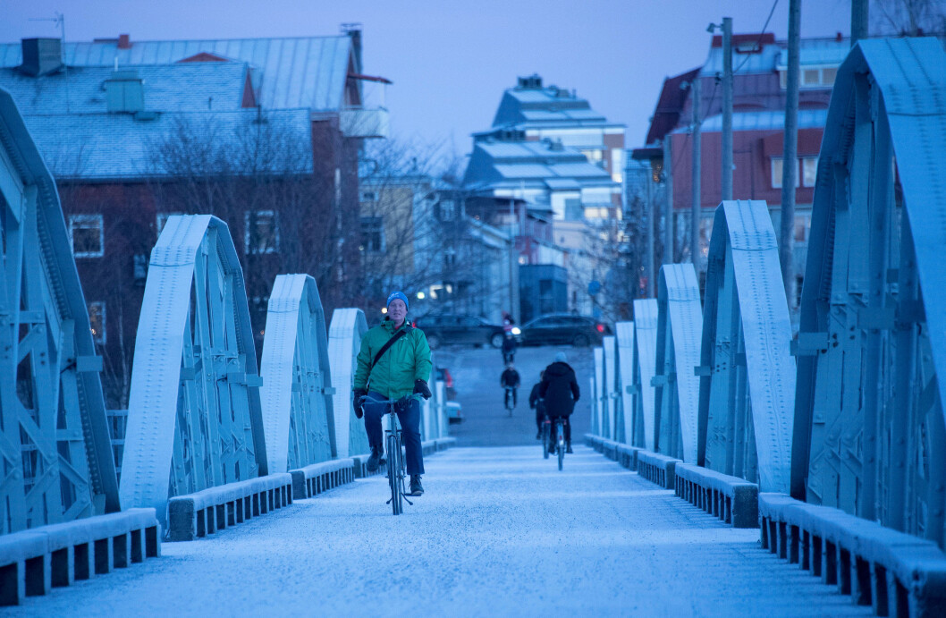 syklist på vei over bro i vinterkaldt umeå syklist på vei over bro i vinterkaldt umeå