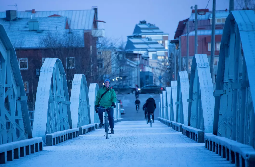syklist på vei over bro i vinterkaldt umeå
