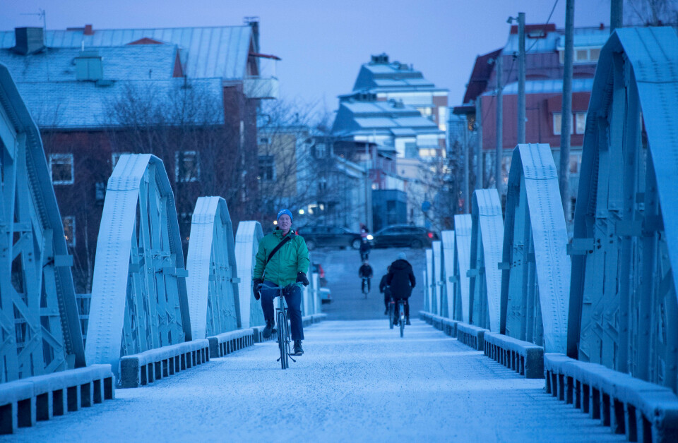 syklist på vei over bro i vinterkaldt umeå