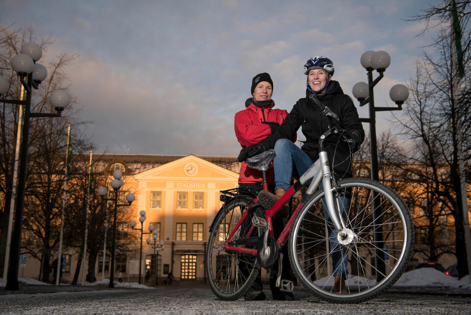 HØYT PRIORITERT: Politisk vilje er viktigste forklaring på Umeas sykkelsuksess, mener trafikkplanlegger Katarina Bergström (t.h.) og trafikkplanleggingssjef Maria Frostvinge i Umeå kommune. FOTO: Jon Terje Hellgren Hansen