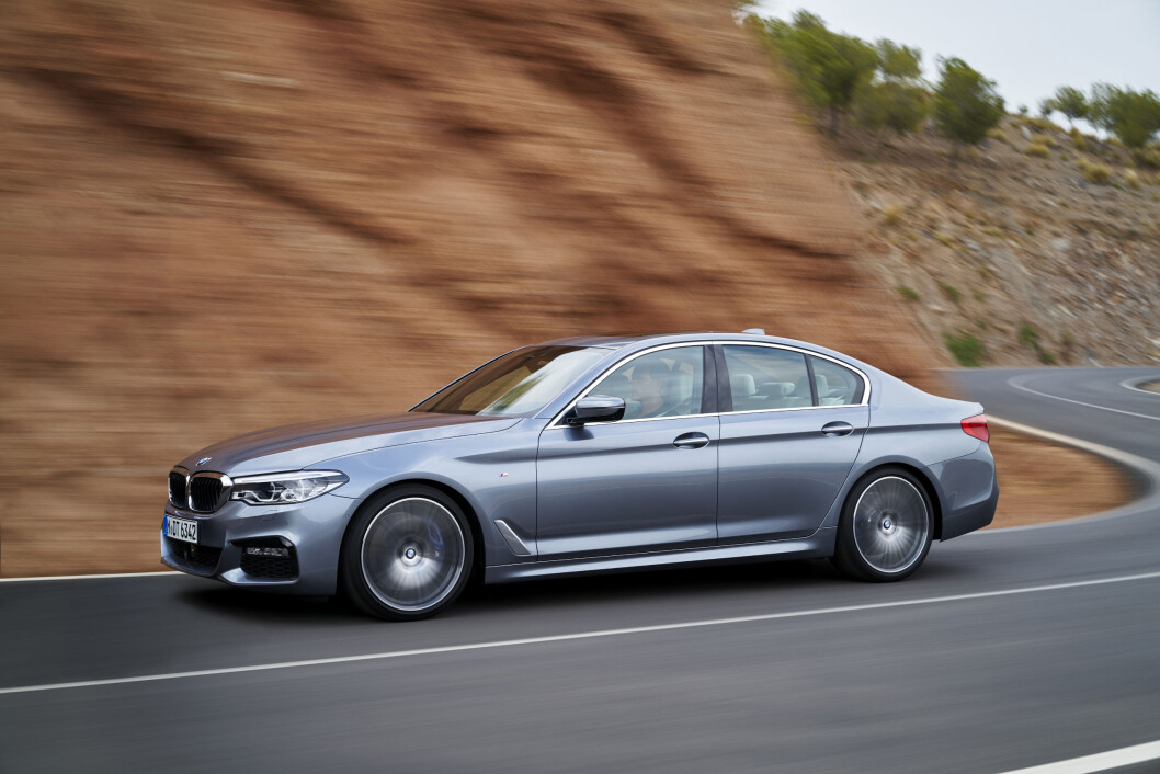 LITT SKARPERE: Litt skarpere i kantene, men ellers er sjuende generasjon BMW 5-serie relativt lite forandret utvendig. Foto: BMW LITT SKARPERE: Litt skarpere i kantene, men ellers er sjuende generasjon BMW 5-serie relativt lite forandret utvendig. Foto: BMW