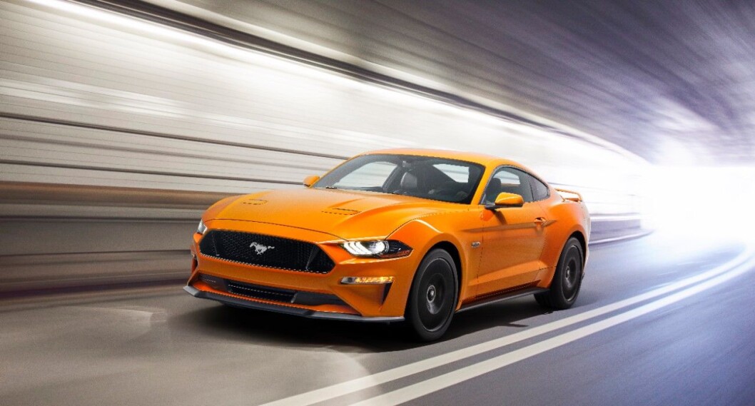 oransje ford mustang i tunnel oransje ford mustang i tunnel