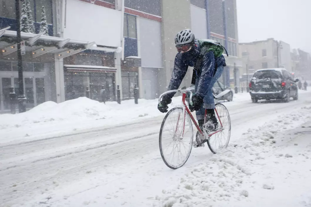 syklist på vei i vintervær