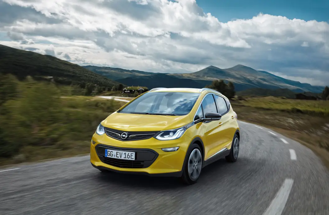 TREND 1: Mer enn 2000 nordmenn har kjøpt Opels nye elbil Ampera-e – uten å ha sett eller testet den. Lang rekkevidde lokker. TREND 1: Mer enn 2000 nordmenn har kjøpt Opels nye elbil Ampera-e – uten å ha sett eller testet den. Lang rekkevidde lokker.