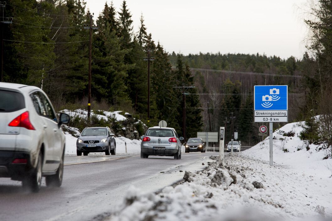 FÆRRE DØDE: Sju personer mistet livet på norske veier i januar, seks færre enn januar i fjor. Strekningsmåling, her fra fylkevei 170 i Akershus, er blant tiltakene som reduserer ulykkestallene. Foto: Sveinung Uddu Ystad FÆRRE DØDE: Sju personer mistet livet på norske veier i januar, seks færre enn januar i fjor. Strekningsmåling, her fra fylkevei 170 i Akershus, er blant tiltakene som reduserer ulykkestallene. Foto: Sveinung Uddu Ystad