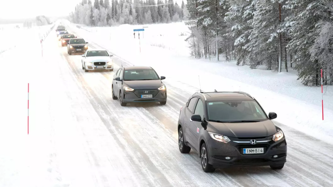 HVILKNE BIL ER BEST? Vi har testet 16 ulike biler under ekstreme forhold for å se hvilke som duger best på nordisk vinterføre. Foto: Pekka Nieminen