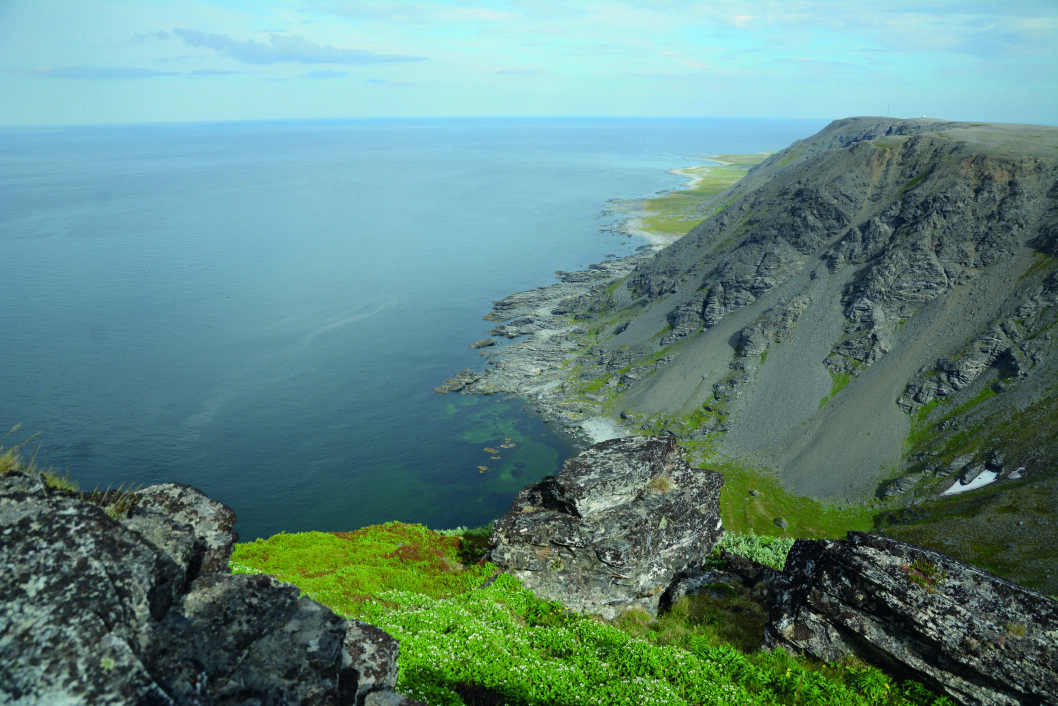 SÅ LANGT ØYET REKKER: Etter en drøy halvtimes fottur på god sti åpner denne flotte utsikten seg fra Tanahorn. Foto: Per Roger Lauritzen SÅ LANGT ØYET REKKER: Etter en drøy halvtimes fottur på god sti åpner denne flotte utsikten seg fra Tanahorn. Foto: Per Roger Lauritzen